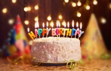 個性を爆発 似顔絵入りの一風変わった誕生日ケーキ Giftpedia
