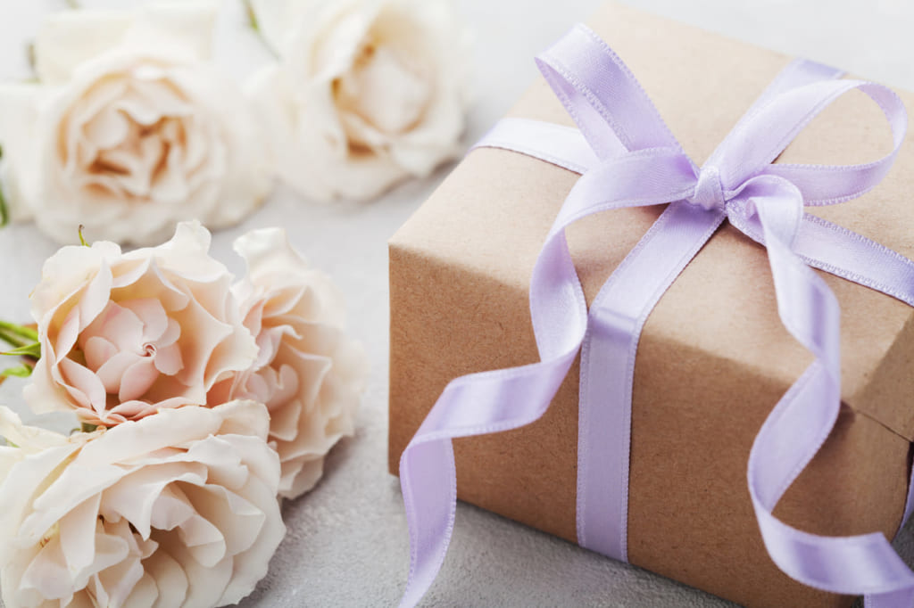 誕プレ お母さんが心から喜ぶ誕生日プレゼントって 予算相場とメッセージ例も Giftpedia Byギフトモール アニー