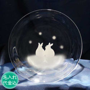 ［名入れ］【雪のうさぎたち 2匹】 うさぎモチーフのガラス小皿 by アトリエキース