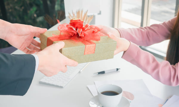 【転勤祝い】女性の上司や先輩、同僚に贈るおすすめプレゼント52選！ Giftpedia