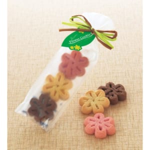 フラワークッキー【プチギフト】《ブライダル ウェディング 結婚式 ギフト》花型クッキーが3枚入った微笑ましいプレゼント。 by ルナ ルーチェ