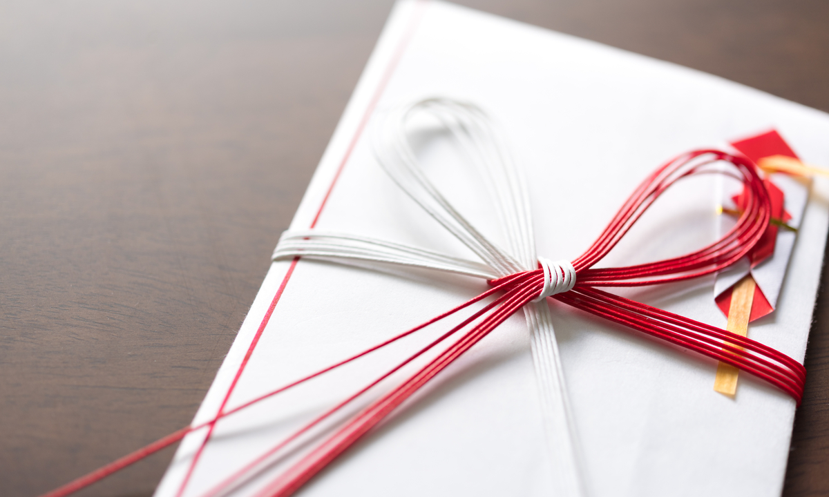 就職祝い】祝儀袋や熨斗の書き方は？マナーやおすすめのプレゼントも紹介 | Giftpedia byギフトモールアニー