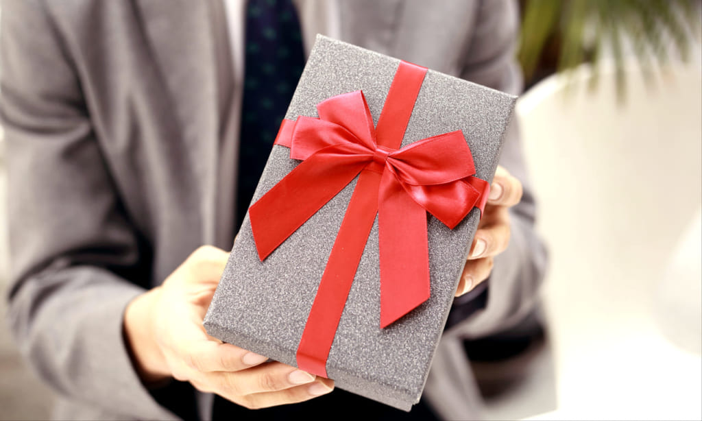 送別会のプレゼントは感動を呼ぶイラストアイテムを サプライズになるおすすめ商品選 Giftpedia Byギフトモール アニー