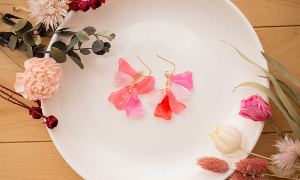 花のピアスをプレゼントに！【価格別】耳元を彩るかわいいアイテム29選 | Giftpedia byギフトモールアニー