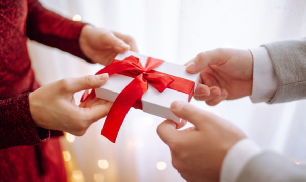 クリスマスがチャンス！付き合ってない相手と距離を縮めるプレゼント20選 | Giftpedia byギフトモールアニー