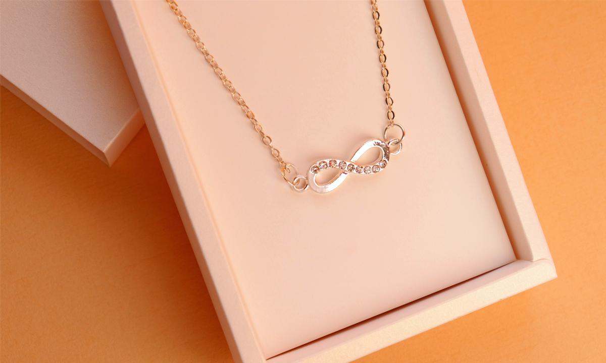 スワロフスキーのネックレスが美しい！｜女性へのプレゼントにおすすめの10選 Giftpedia byギフトモールアニー