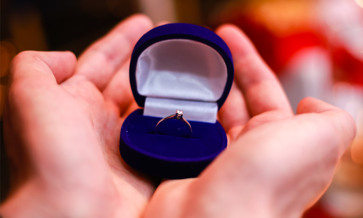 指輪をプレゼントする意味を解説！贈って喜ばれる人気アイテムも紹介 | Giftpedia byギフトモールアニー